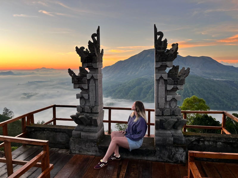 Рассвет с видом на вулкан Батур и горячие источники Batur Hot Springs - экскурсия в Бали, Индонезия