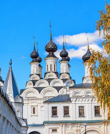 Посетить древние монастыри