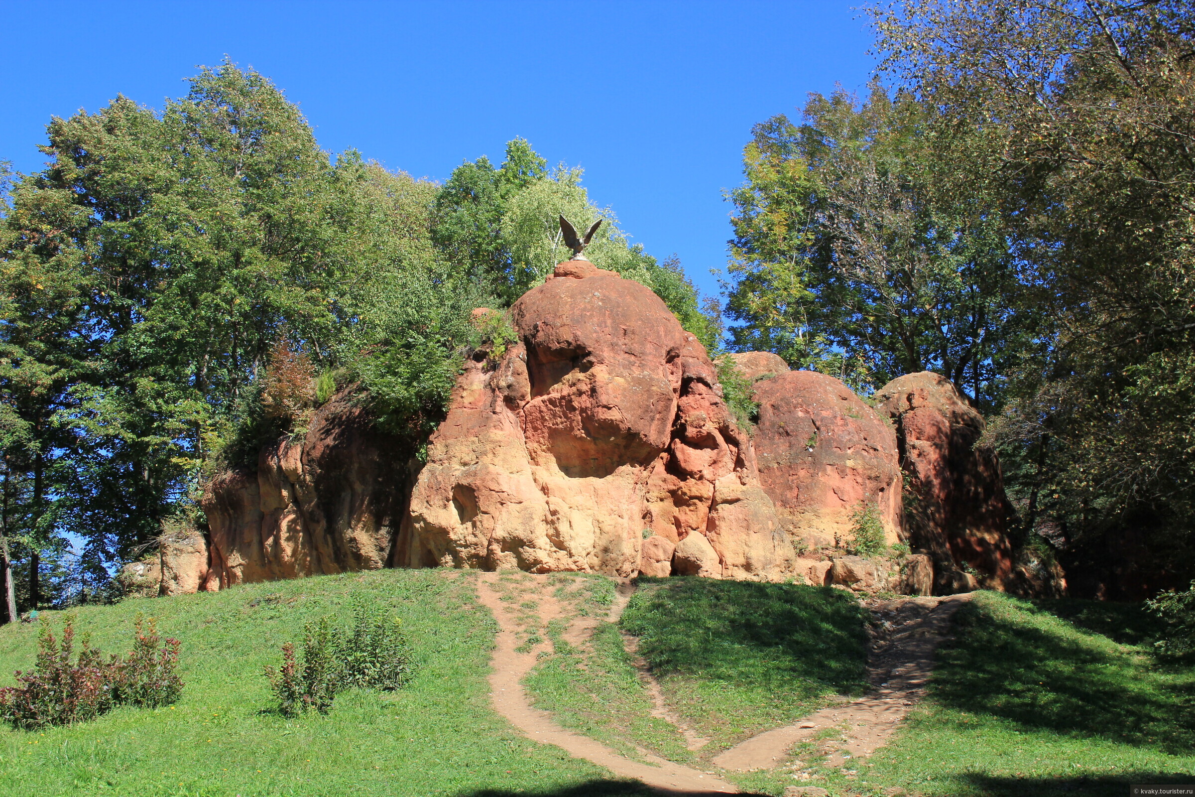 Фото красных камней в Кисловодске
