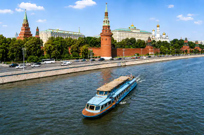 Круиз на дизайнерском теплоходе «Волна» по центру Москвы
