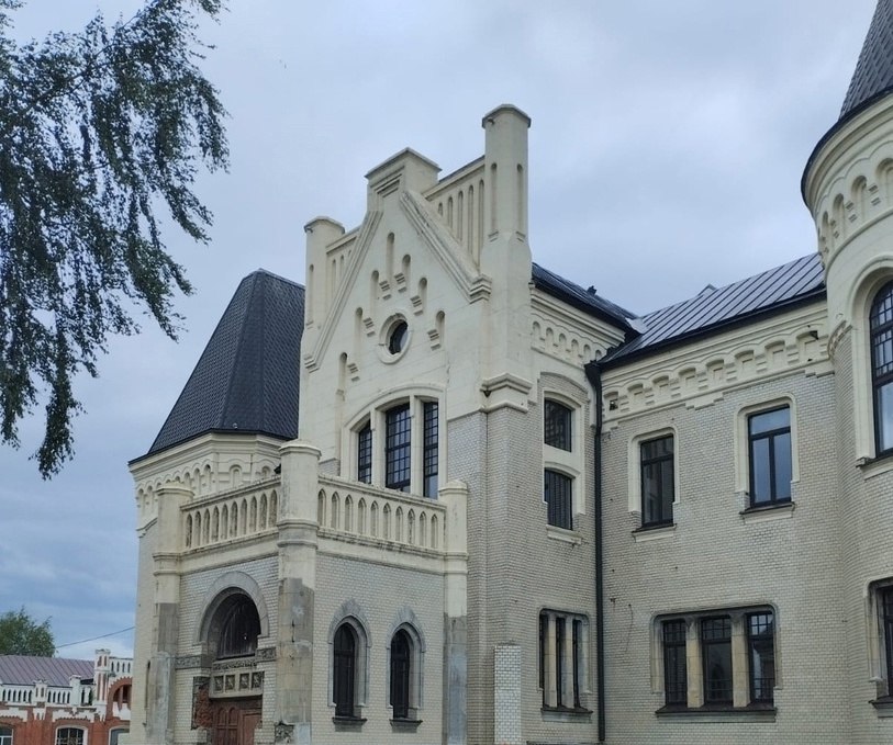 Автобусная экскурсия из Ярославля в замок Понизовкина и село Вятское