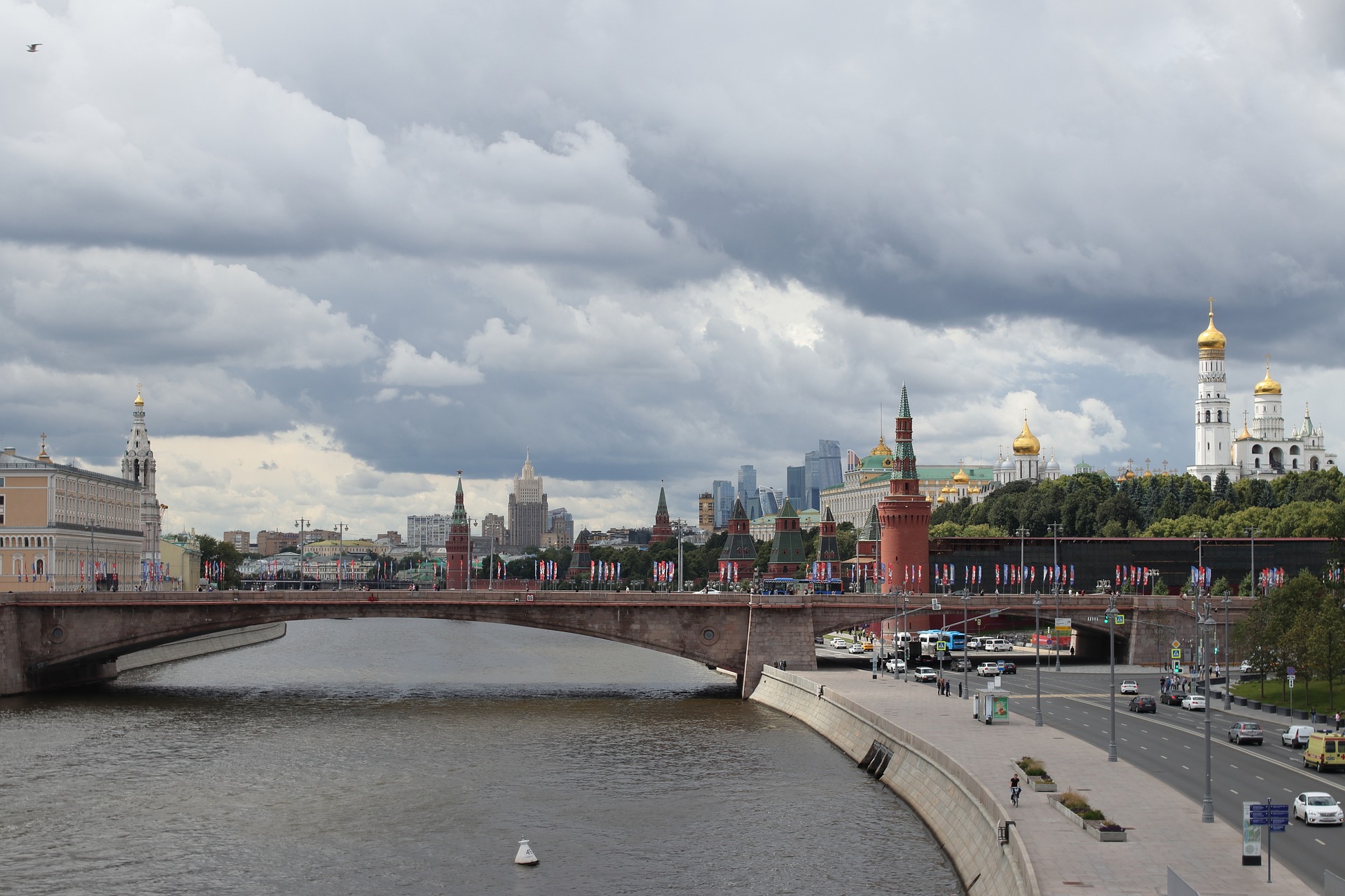 Подскажи московское. Москва пасмурно. Москва летом. Панорама Москвы. Пасмурный день в Москве.