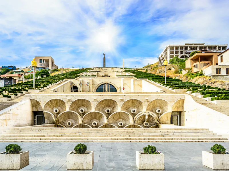 Sightseeing walk around pink and sunny Yerevan! — photo 2, Yerevan | Pokataem