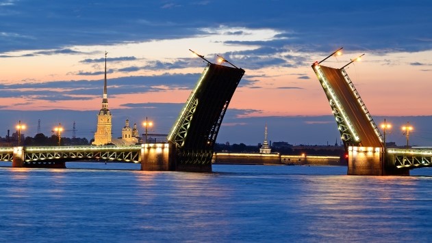 Джаз под разводными мостами: вечерний круиз по Неве