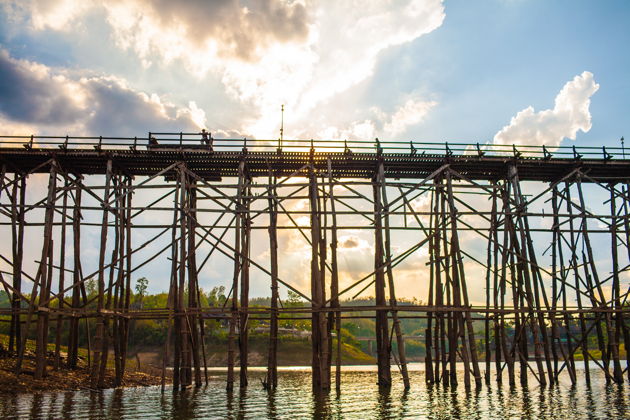 Джунгли, водопады и река Квай: путешествие в Канчанабури