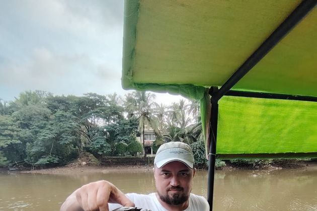 Ловля крабов на лодке и вкусный ужин на берегу океана