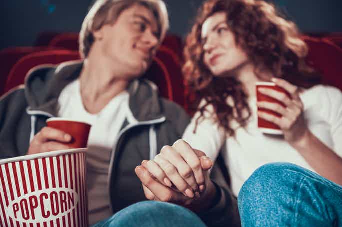 Романтическое свидание на двоих в кинотеатре в сердце Стамбула