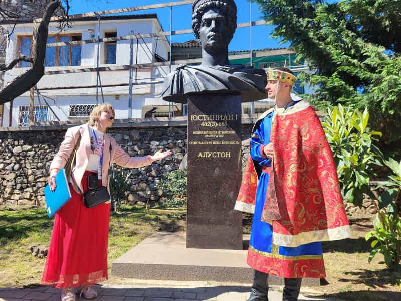 Спектакль-экскурсия по Алуште «Все у нас! Только вас ждём!» - фото 2