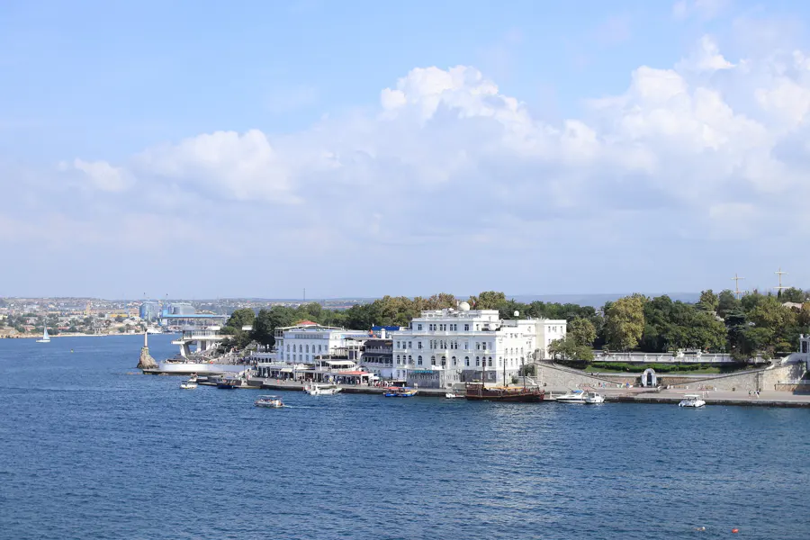 Морская прогулка по бухтам Севастополя — фото 1