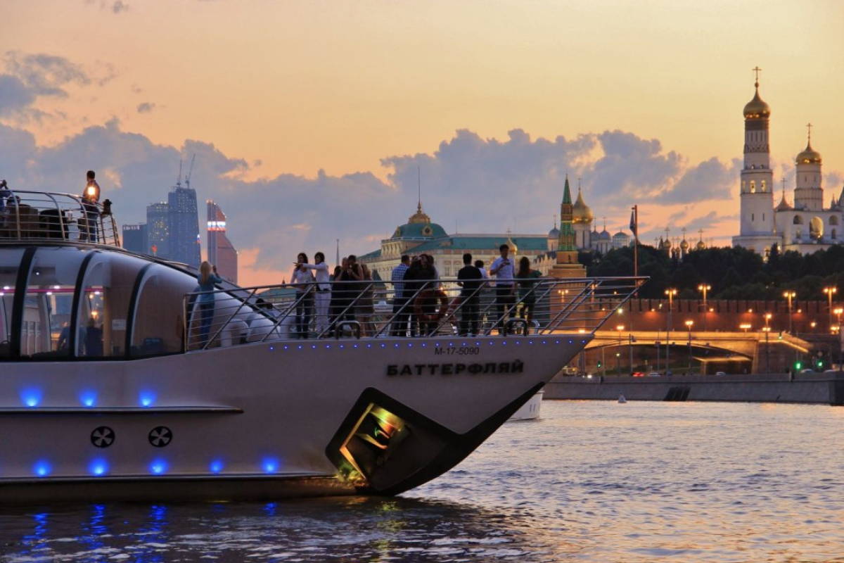 Круиз на яхте Рэдиссон с экскурсоводом «Романтическое свидание со столицей»