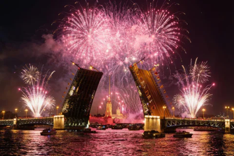 Просмотр салюта на день ВМФ с борта уютного теплохода 