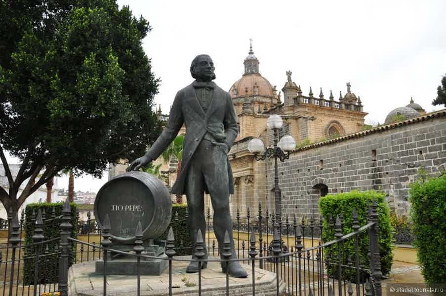 Экскурсия в Херес и Кадис с дегустацией вина и морской прогулкой - фото 1