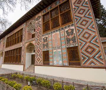 Посетить Дворец шекинских ханов из витражей-шебеке