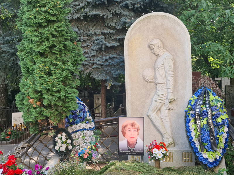 Групповая экскурсия «Истории любви Ваганьковского кладбища»