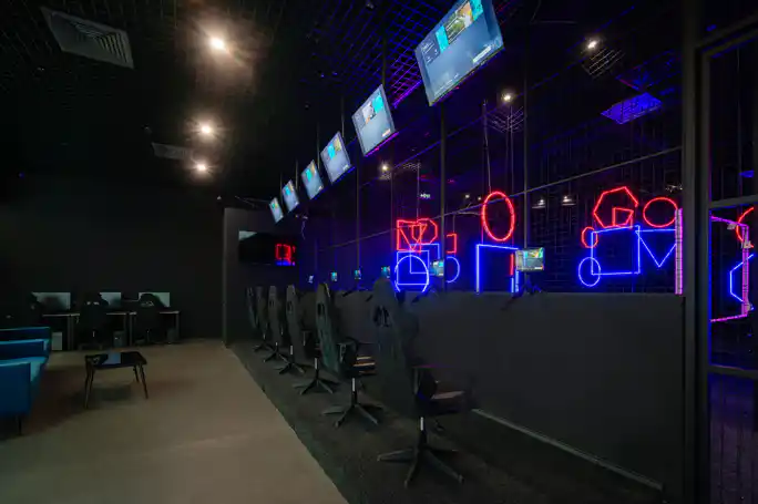 Погружение в мир дронов: полеты на технологичной арене