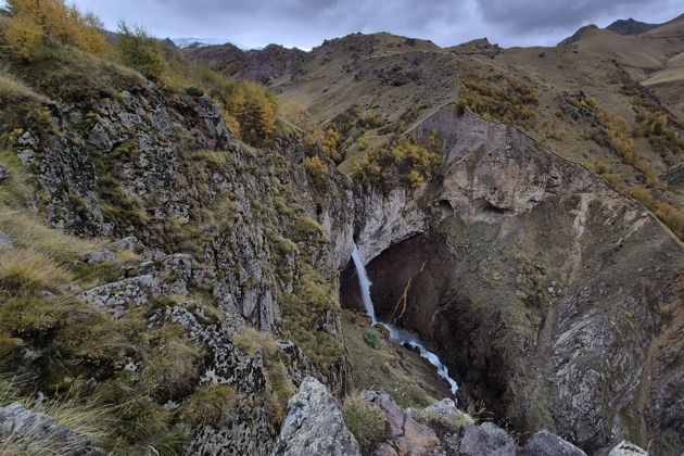 Виды Урочище Джилы-Су — водопады, плато Шатджатмаз и Долина нарзанов