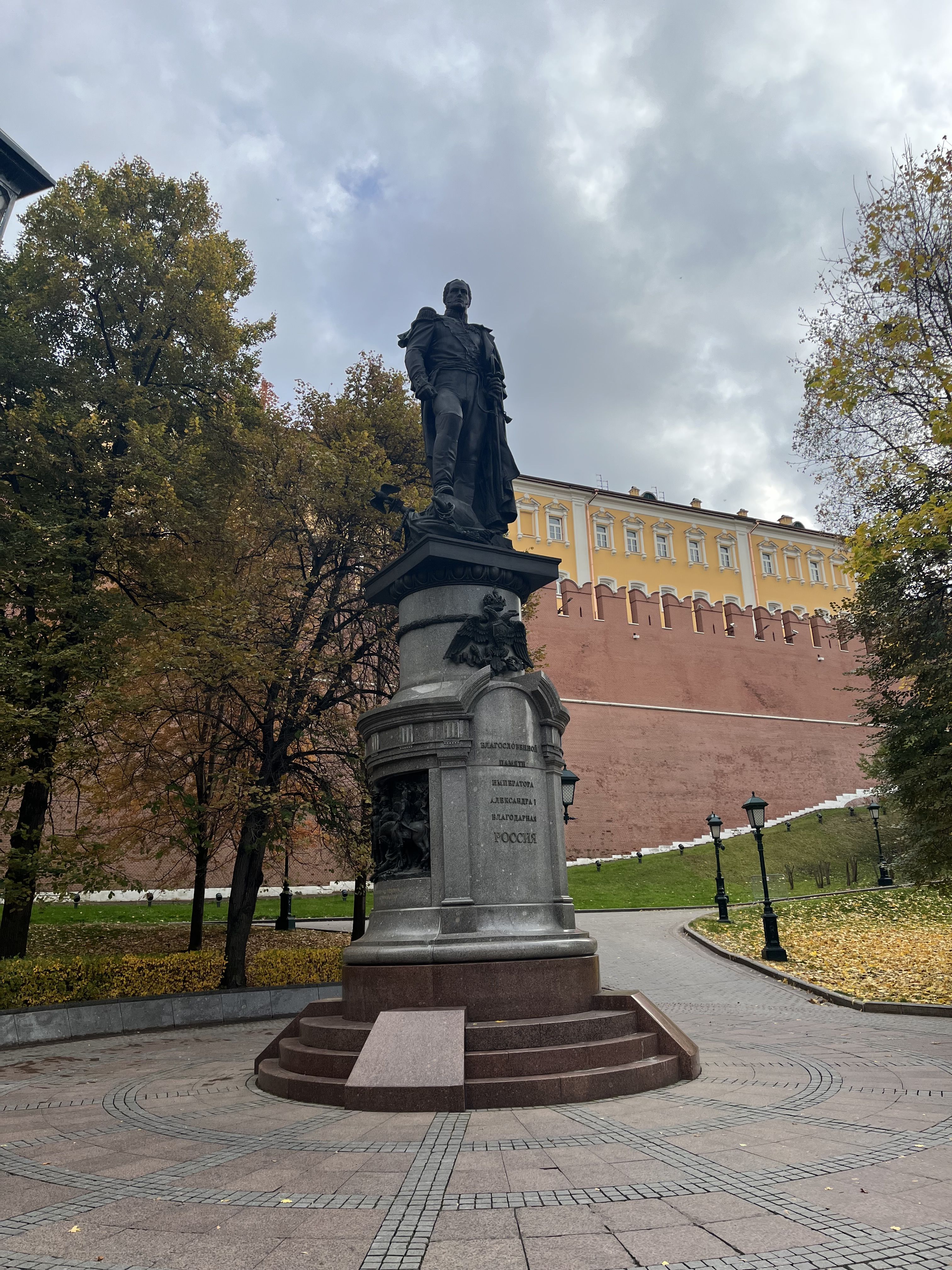 Три памятника русского духа в Александровском саду, кадр 6