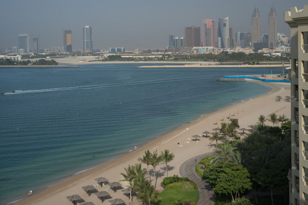 Виды Отдых в отеле Fairmont The Palm с бассейном и приватным выходом на пляж