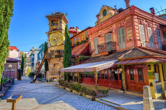 Виды Тбилиси с улыбкой: прогулка по Старому городу