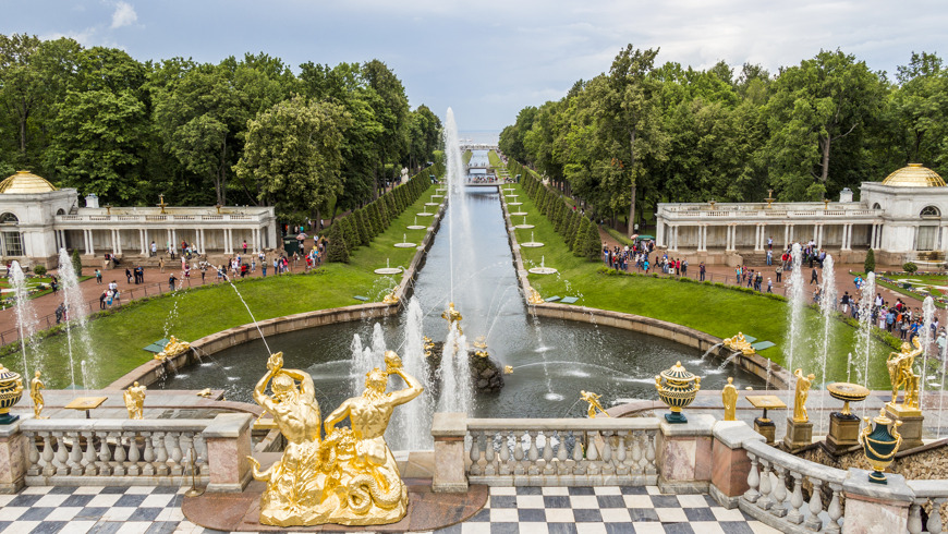 Петергоф в мини-группе: дворцы и парки русской Версалии (с билетами)