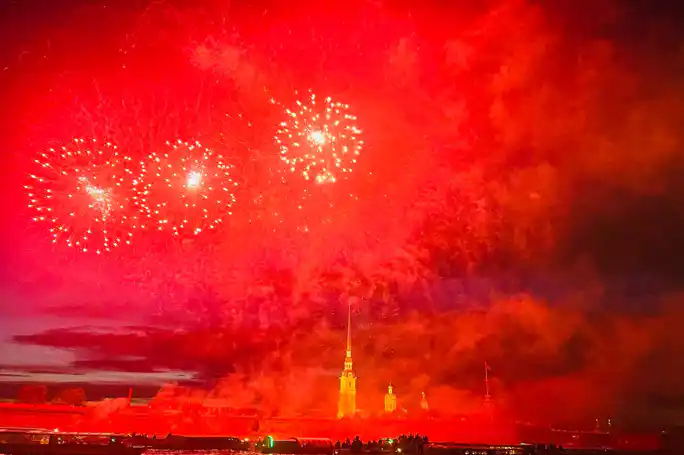 Салют 9 мая на однопалубном теплоходе