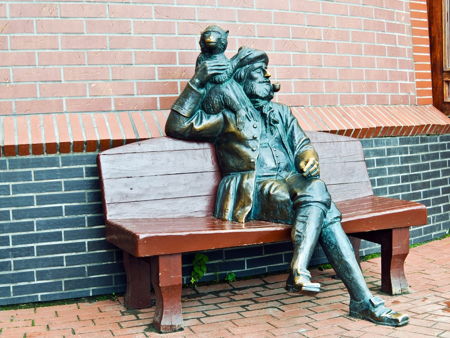 Cкульптура "Моряк с обезьянкой"