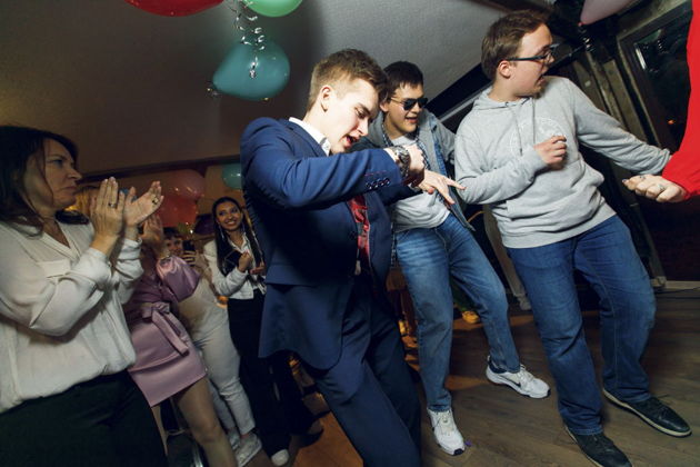 Виды Выпускной вечер с банкетом на теплоходе «Прага»