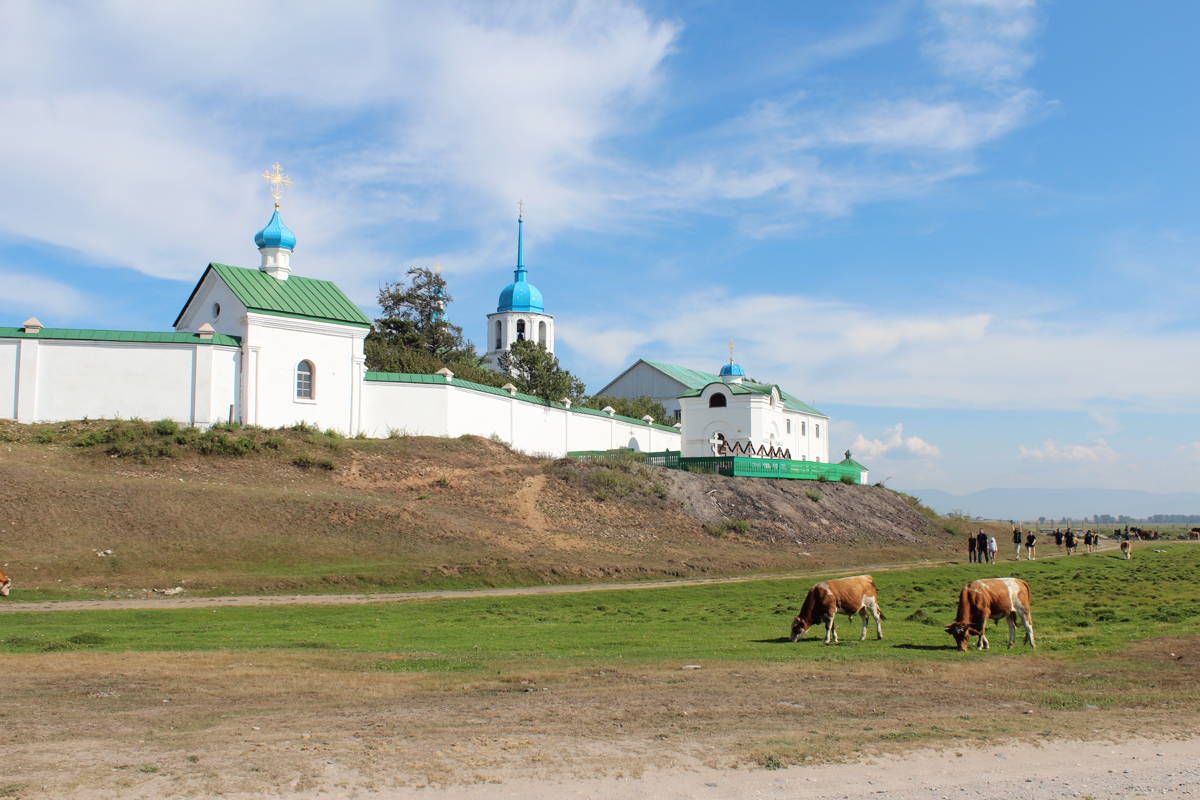 Плывущий по Байкалу:  Посольский монастырь и омулевая бочка