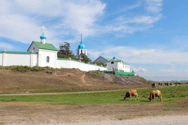 Плывущий по Байкалу:  Посольский монастырь и омулевая бочка