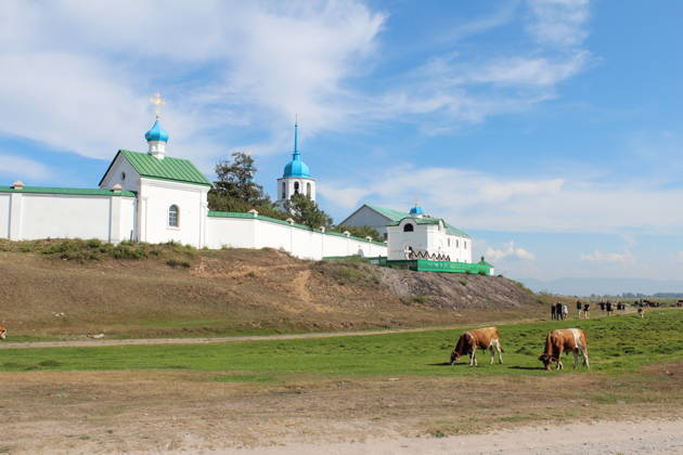 Плывущий по Байкалу:  Посольский монастырь и омулевая бочка