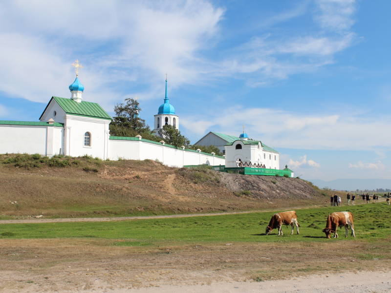 Плывущий по Байкалу:  Посольский монастырь и омулевая бочка