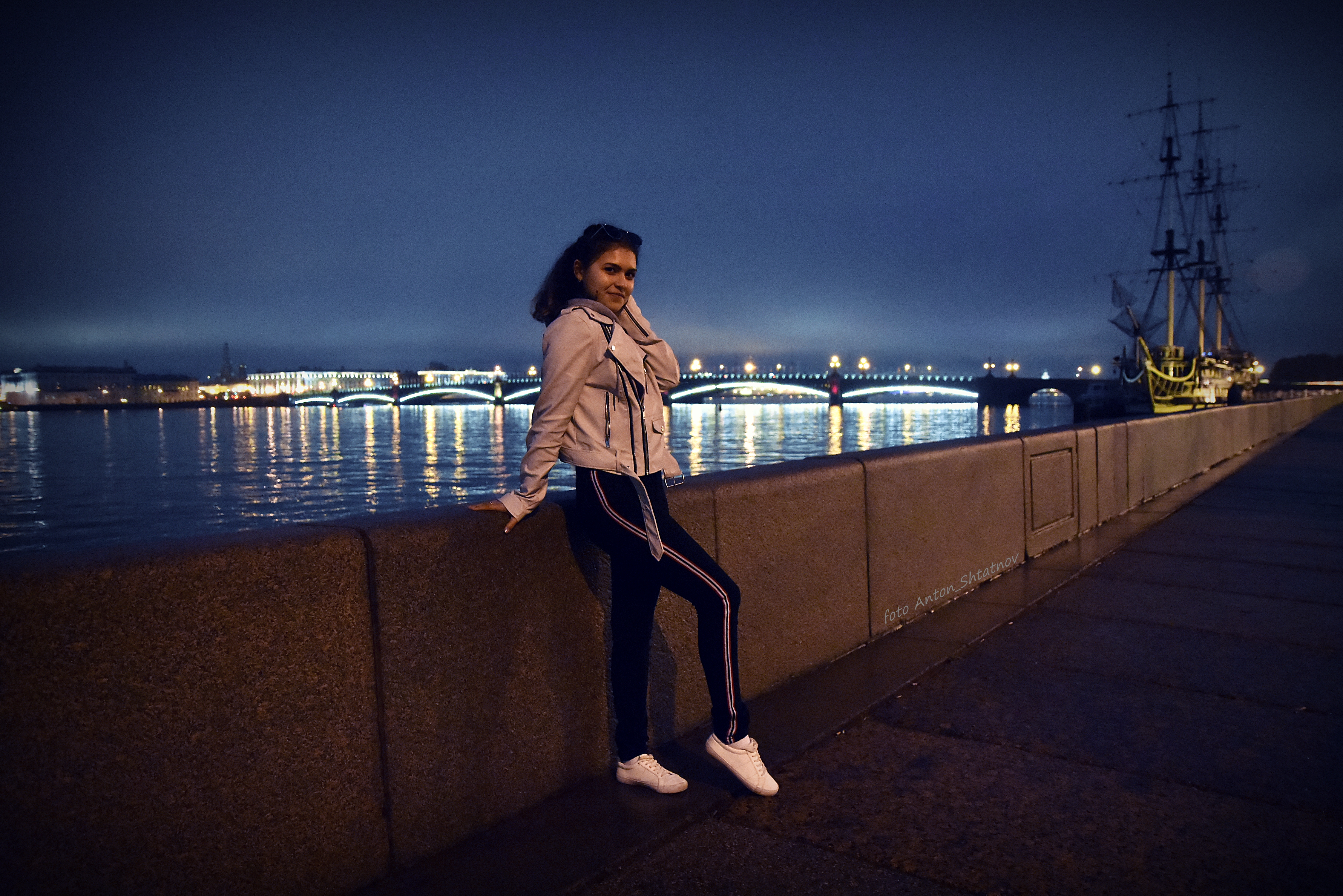 Час девушка петербург. Фотосессия прогулка по Питеру. Девушка на набережной Петербурга. Фотосессия девушки на набережной. Девушка в ночном Питере.