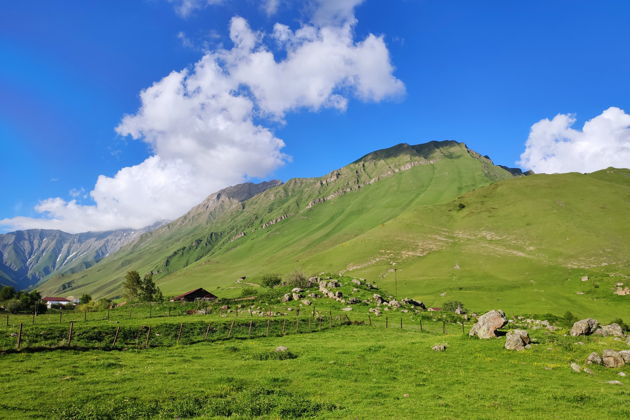 Виды К подножью седого Казбега