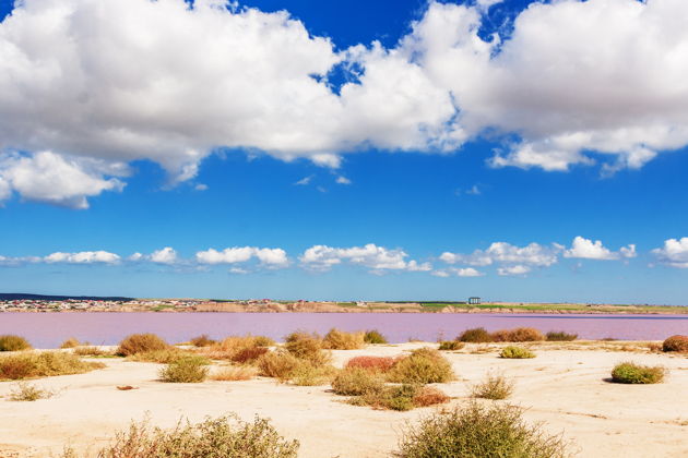 Виды Радужные горы, гора Бешбармак и Розовое озеро