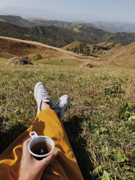 Арт-пикник в горах у озера Гижгит с гидом-художником - фото 2