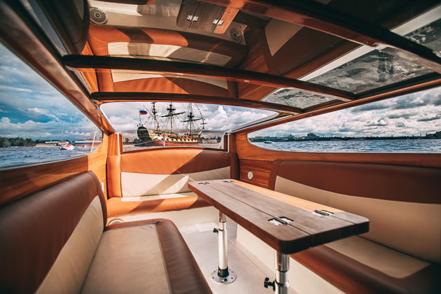 Виды Прогулка на венецианском такси по рекам и каналам Петербурга