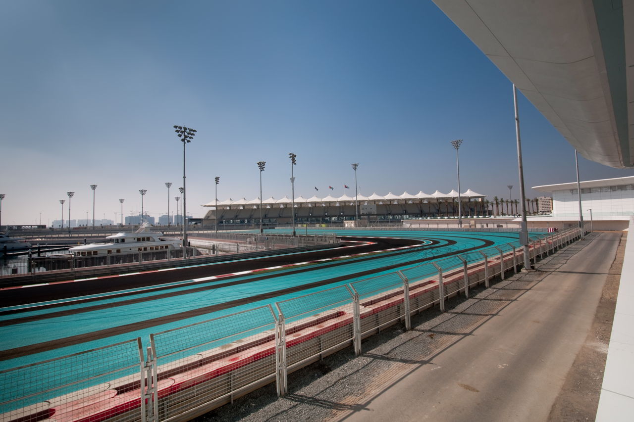Абу-Даби: Картинг на трассе Yas Marina Circuit Kartzone (на английском)