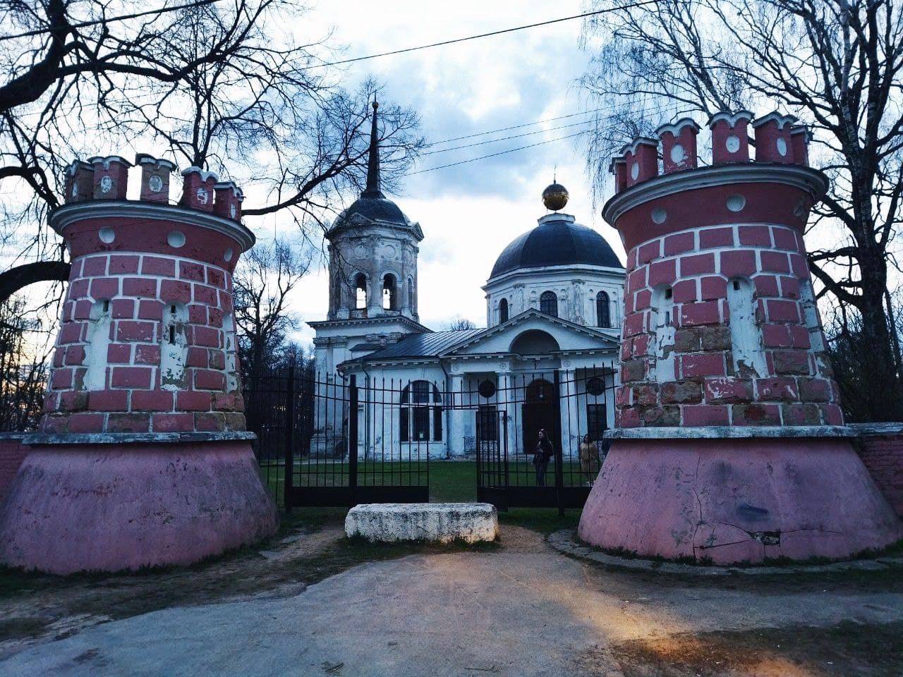Призраки дома в Яропольце: квест по двум усадьбам и старинной ГЭС в Подмосковье