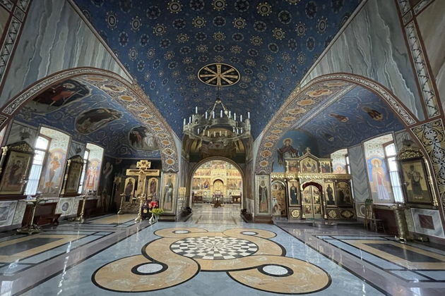 Виды Обители русских чудотворцев: пещерный храм в Талицах