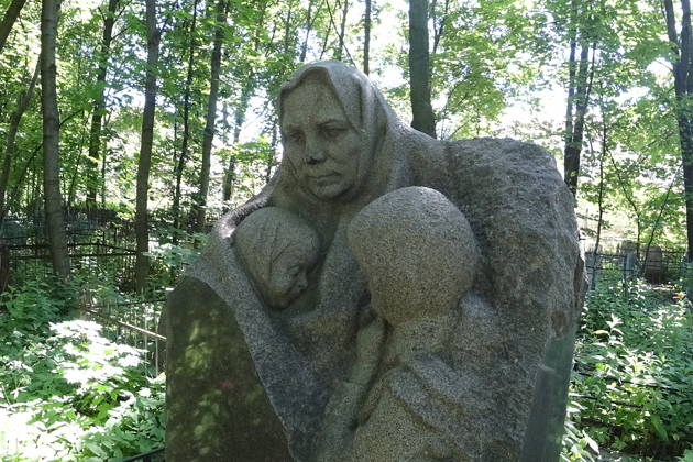 Старое кладбище у стены Централа: история погребений и надгробий