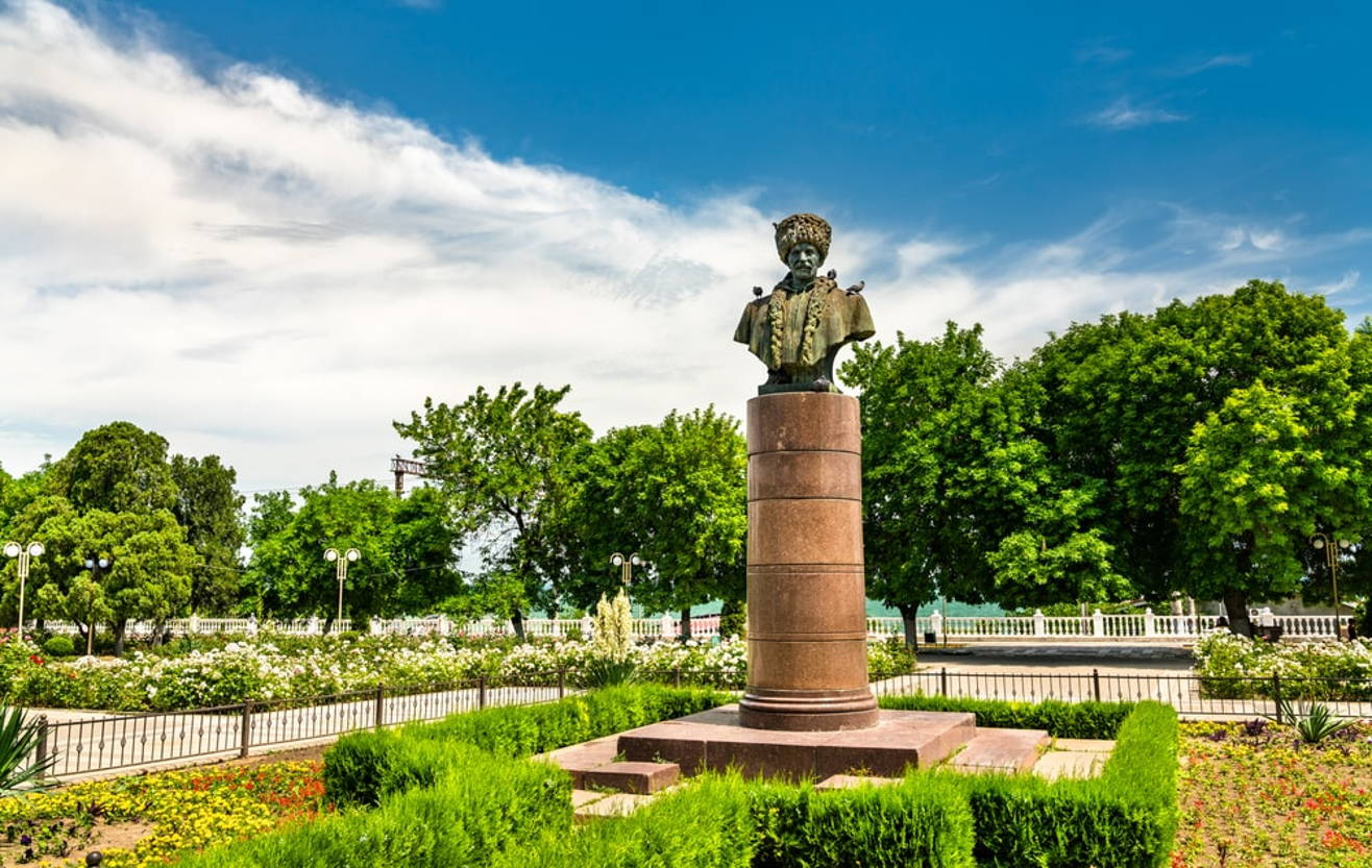 Памятник Сулейману Стальскому