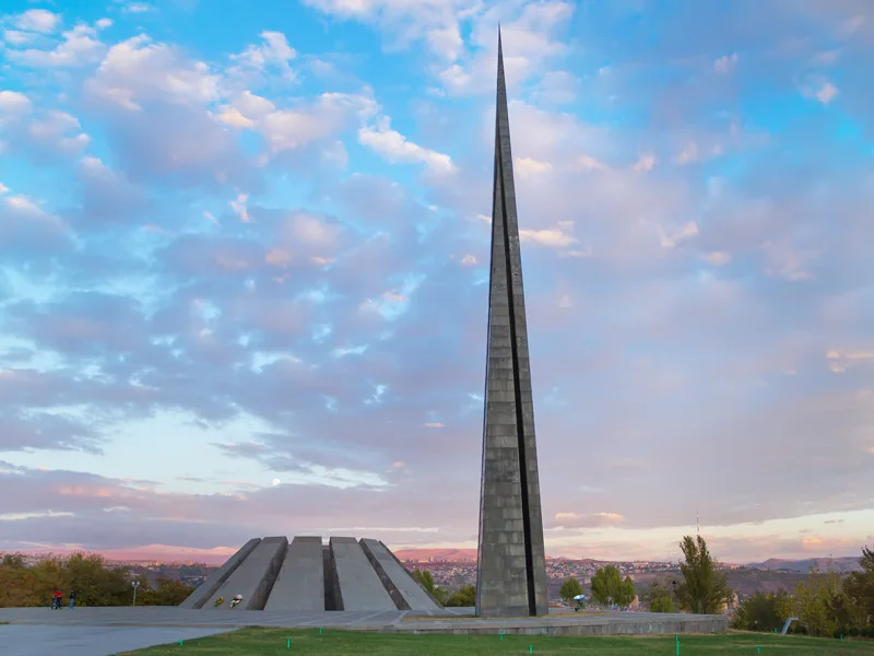 Трансфер по Еревану: Эребуни – Цицернакаберд – Матенадаран — фото 2, Ереван | Покатаем
