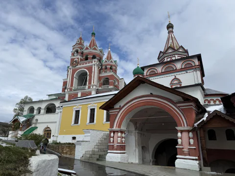 В поисках небесного Звенигорода: кремль, монастырь и мир Рериха