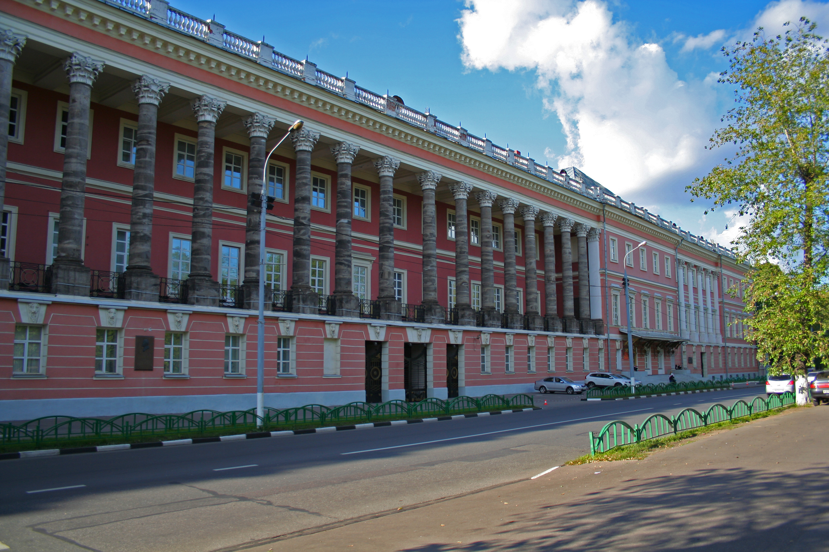 Розовый Екатерининский дворец в Лефортово с длинной колоннадой, летний день