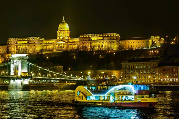 Nighttime or Daytime Sightseeing Cruise: Discover Budapest in a New Light 