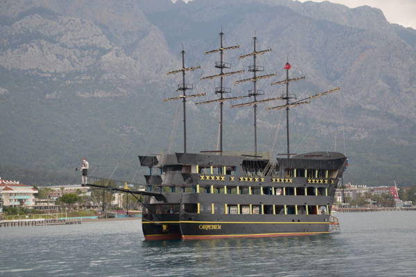 Путешествие на пиратской яхте из Кириша: развлечения и морские пейзажи