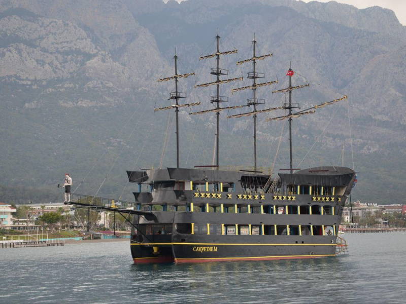 Путешествие на пиратской яхте из Кириша: развлечения и морские пейзажи