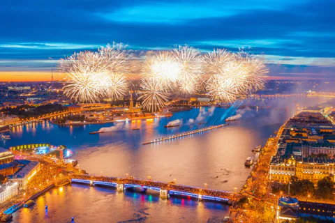 Автобусная экскурсия по Петербургу и салют к 9 мая с теплохода!