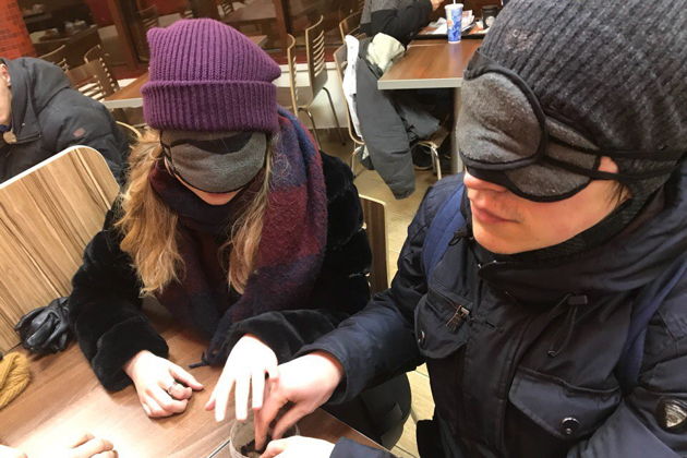 Фото к экскурсии Свидание на ощупь. Прогулка по Питеру с завязанными глазами.