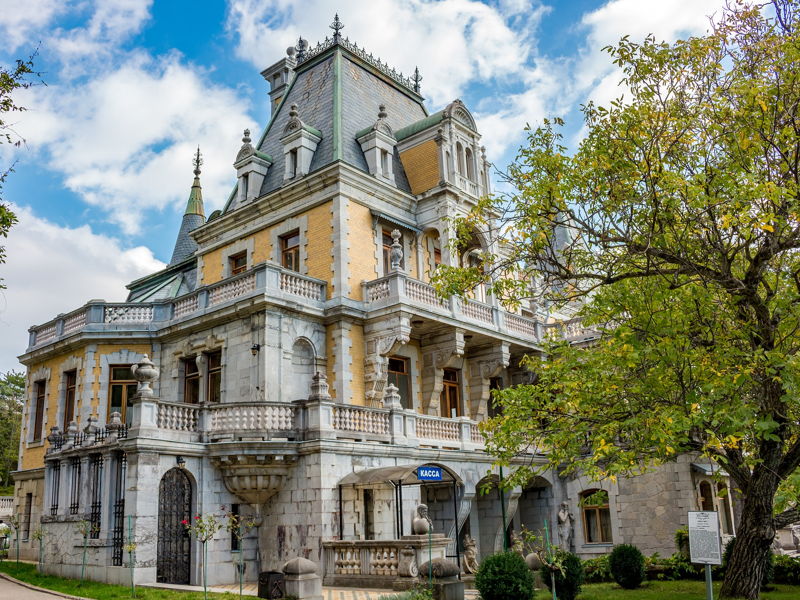 Личный гид к Вам в авто — Дворцы Крыма  - экскурсия в Алупка, Россия